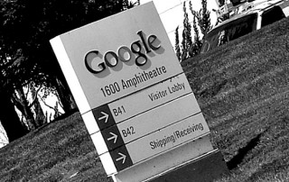 By Coolcaesar (Googleplexwelcomesign.jpg) [GFDL (www.gnu.org/copyleft/fdl.html) or CC-BY-SA-3.0 (http://creativecommons.org/licenses/by-sa/3.0/)], via Wikimedia Commons