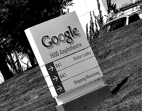 By Coolcaesar (Googleplexwelcomesign.jpg) [GFDL (www.gnu.org/copyleft/fdl.html) or CC-BY-SA-3.0 (http://creativecommons.org/licenses/by-sa/3.0/)], via Wikimedia Commons